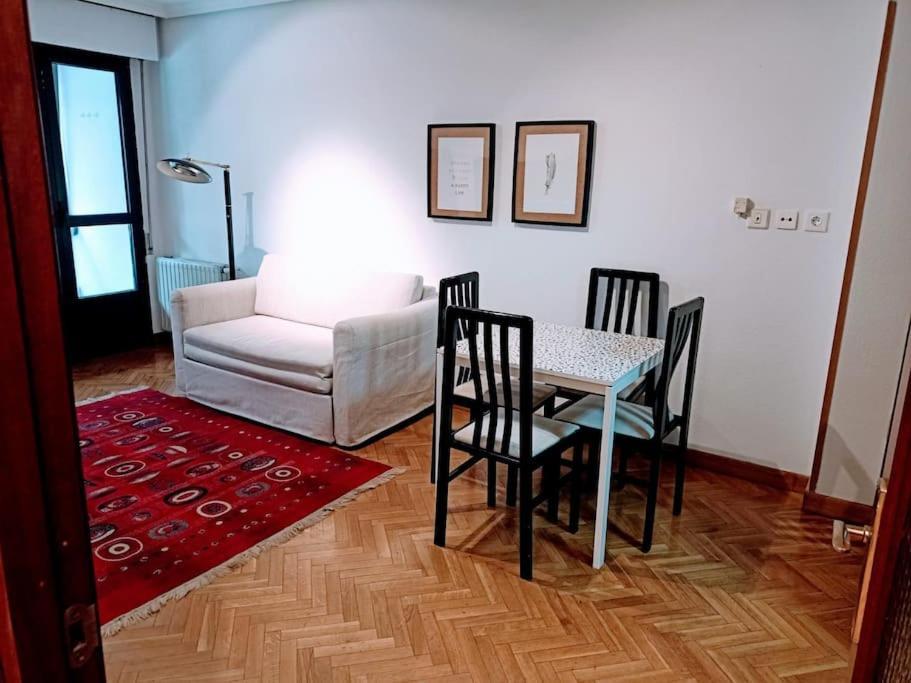 Apartament Apartamento Entre Estaciones Oviedo Zewnętrze zdjęcie